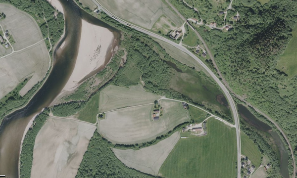 The main river Gaula in central Norway flowing to the left in the photo, with parts of the old braiding river de-connected from the free-flowing section, e.g. to right of the highway, and spots here and there in the landscape closer to the main river (source: www.norgeibilder.no).