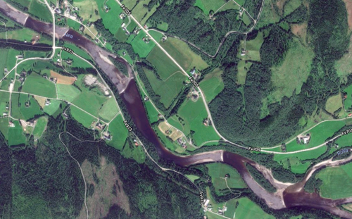 Nea river in mid-Norway where several weirs were built as a compensation measure some decades ago, with the function of creating larger water-covered areas, first of all for aesthetical purposes. Removal of weirs imply that these weirs are removed (source: www.norgeibilder.no).