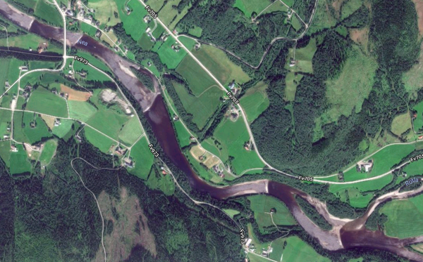 Nea river in mid-Norway where several weirs were built as a compensation measure some decades ago, with the function of creating larger water-covered areas, first of all for aesthetical purposes. Removal of weirs imply that these weirs are teared down.